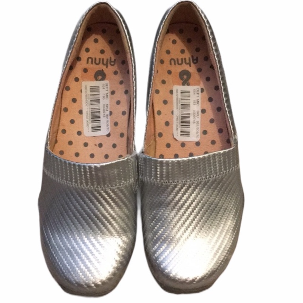 NWT Ahnu silver flat shoes tread shiny loafer 6